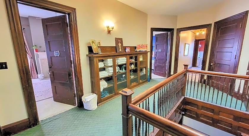The Kings Throne Inn and Guest House