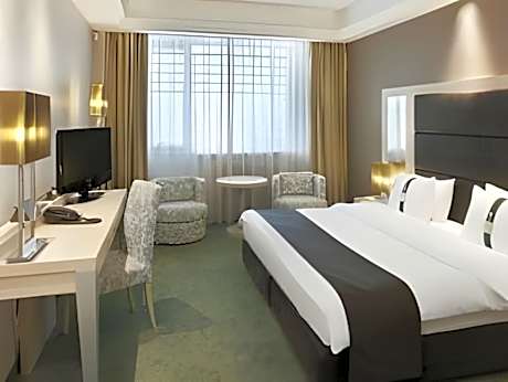 1 Queen Bed Standard Smoking