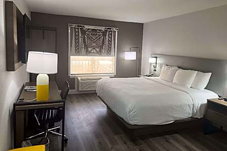 1 King Bed Nonsmoking