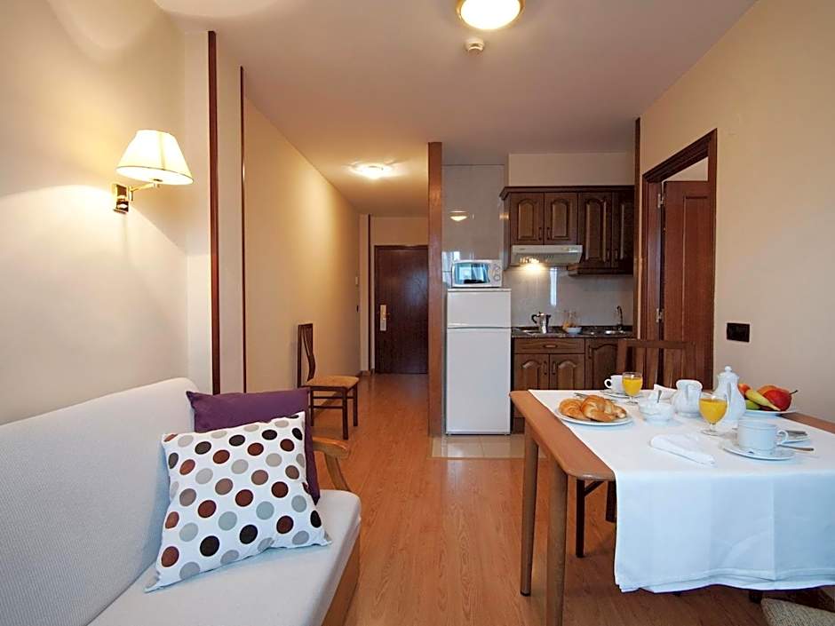 Hotel y Apartamentos Arias