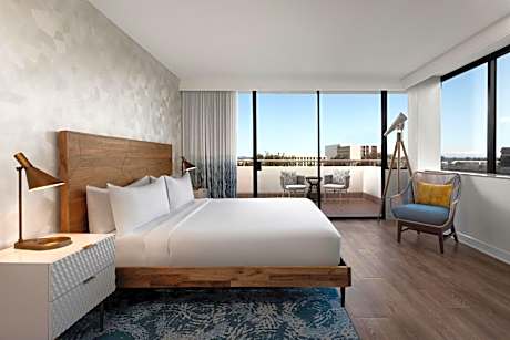 Executive One-Bedroom King Suite with Sofa Bed/BalconyTub - Mobility Accessible