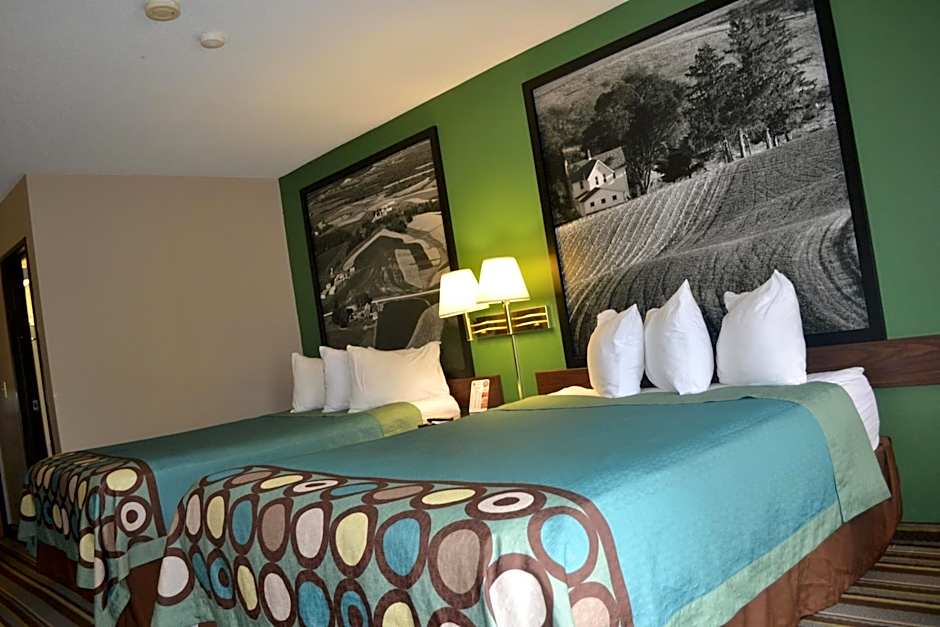 Super 8 by Wyndham Germantown/Milwaukee