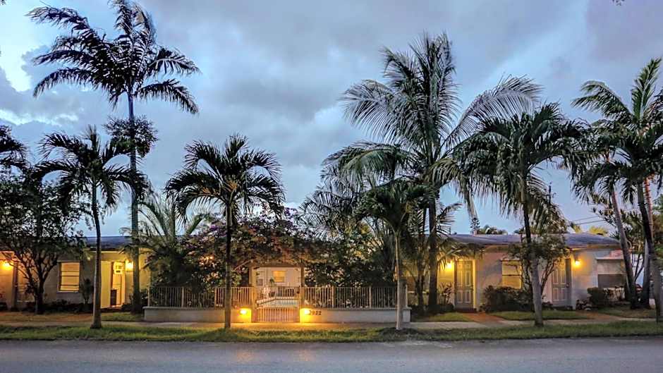 Richard's Motel Courtyard