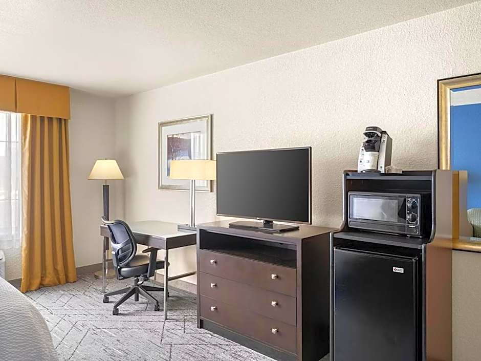 Holiday Inn Express & Suites New Buffalo, MI By IHG