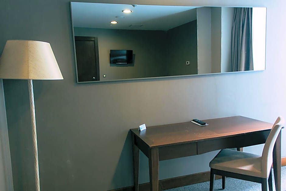 Parkside Hotel & Apartments