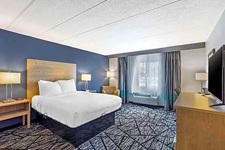 Queen Room wth Bathtub - Disability Access/Non-Smoking