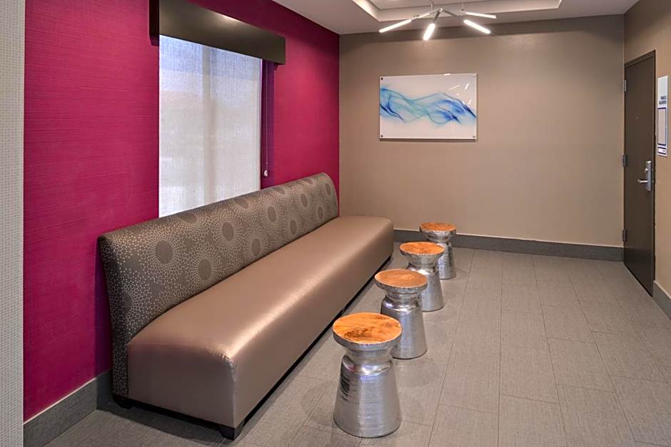Holiday Inn Express & Suites Bryant West By IHG