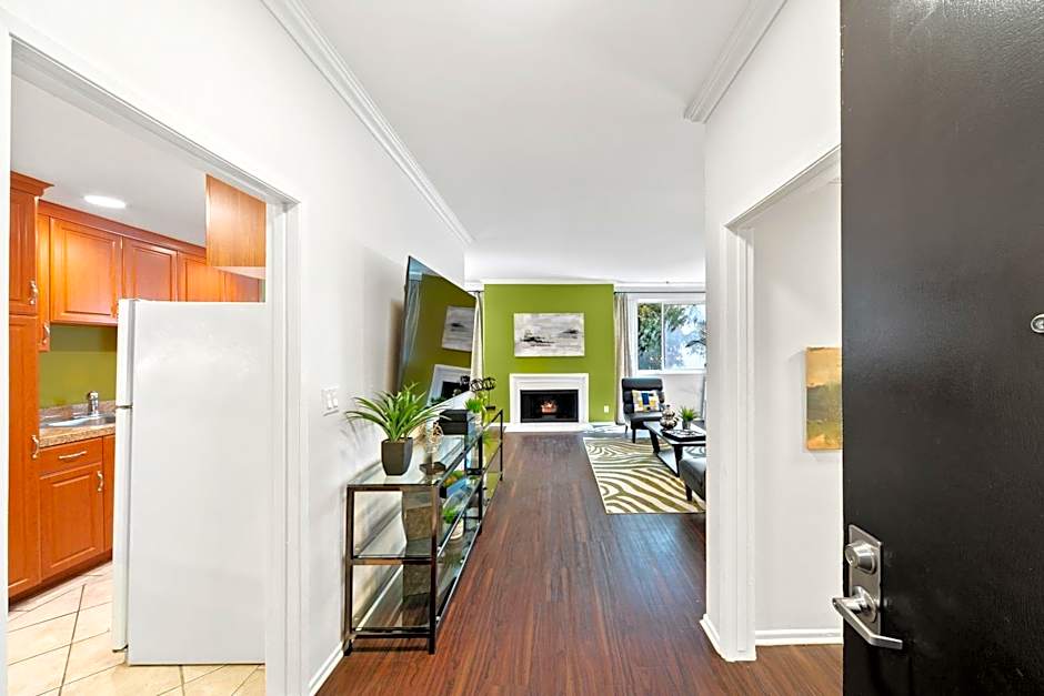 Beverly Hills Gem 1 BR Apt with Parking 218