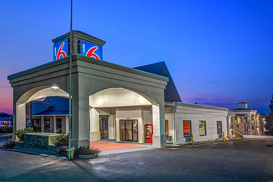 Motel 6-Calhoun, GA