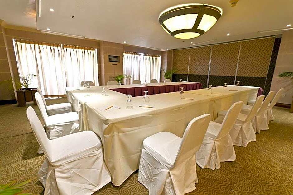 Crown Regency Suites Mactan