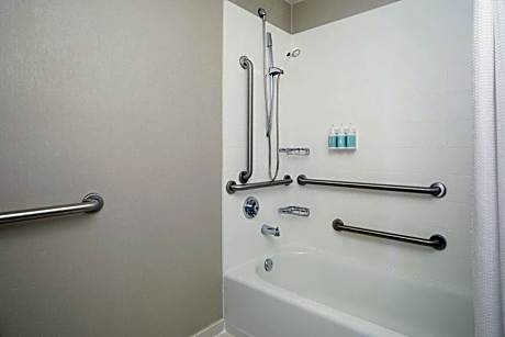 Studio, 2 Queen Beds (Mobility/Hearing Accessible, Tub) (2 Queen Beds)