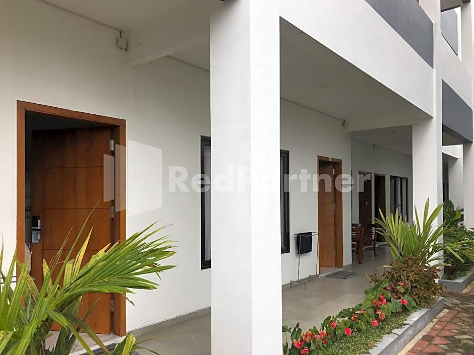 Hotel D88 Mitra RedDoorz near Santera Flower Garden