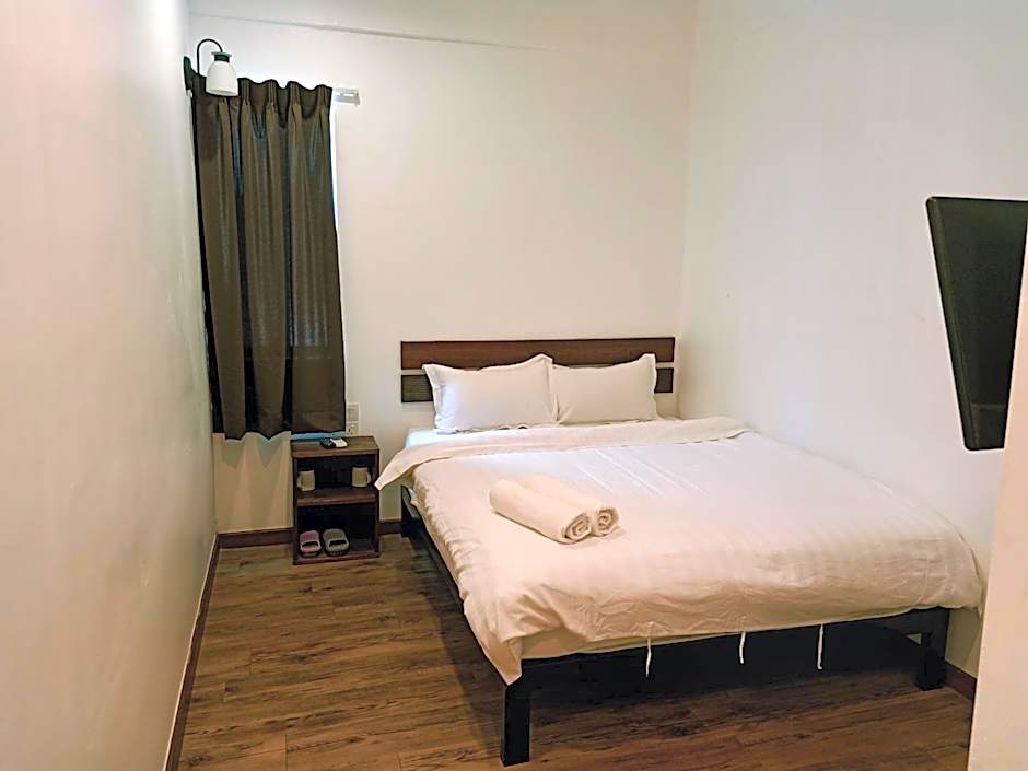 Cozy Riverside Hotel