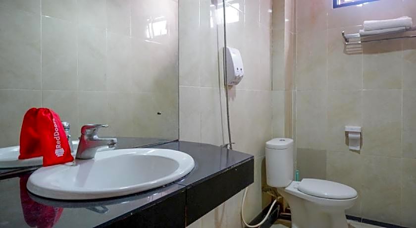 RedDoorz Plus @ Cameloan Hotel Palu