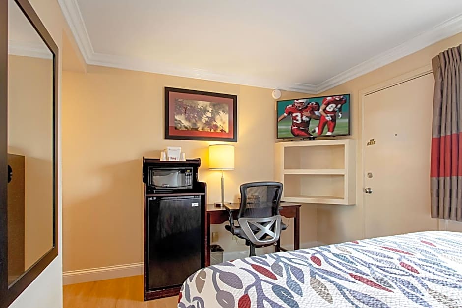 Red Roof Inn & Suites Monterey
