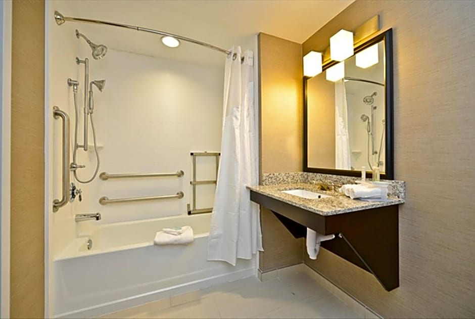 Holiday Inn Express & Suites Utica By IHG