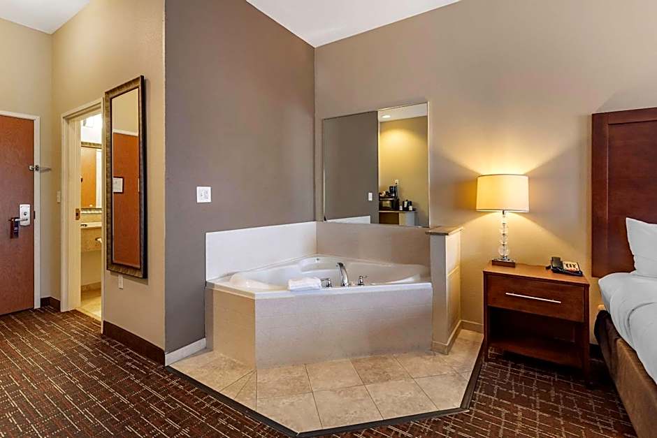 Comfort Inn & Suites Shawnee North near I-40