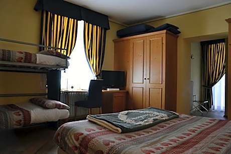 Family Room (2 Adults + 2 Children)