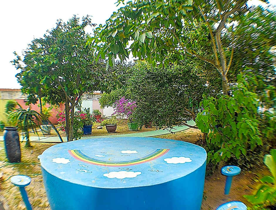 Casa com 4 suítes, cozinha, churrasqueira e praia