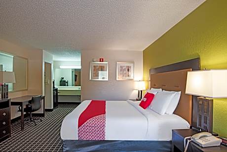 1 Queen Bed Nonsmoking Accessible