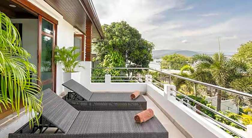 Villa Melitta, Pool, Beach, 360-SeaViews, 6-bed Thai Luxury on Best Location in Samui