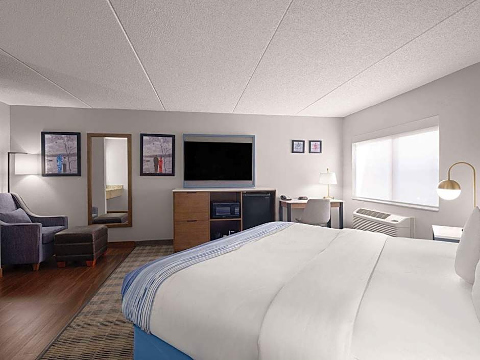 AmericInn by Wyndham Shakopee Near Canterbury Park