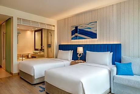 Deluxe Twin Room with Plaza View - Theme Park Access