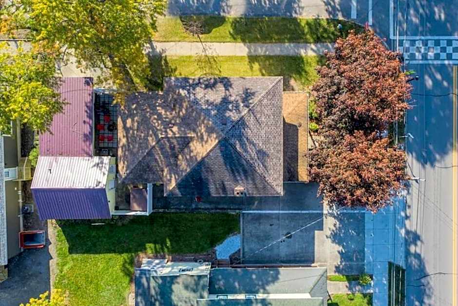 Walk To Parks, Dining & Lake! Game Room! Hot Tub!