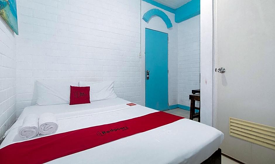 RedDoorz at La Maria Pension And Tourist Inn