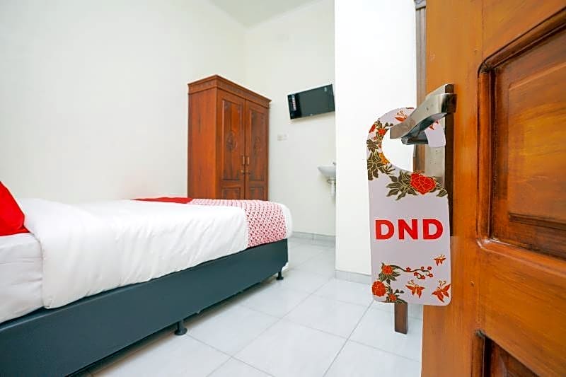 OYO 1642 Penginapan Anggrek Syariah 2
