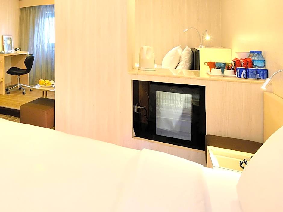 Yomi Hotel - ShuangLian MRT