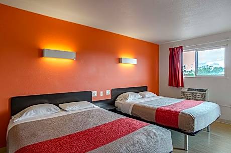 2 FULL BEDS | SMOKING