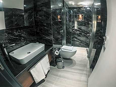 Corner Suite with Jacuzzi