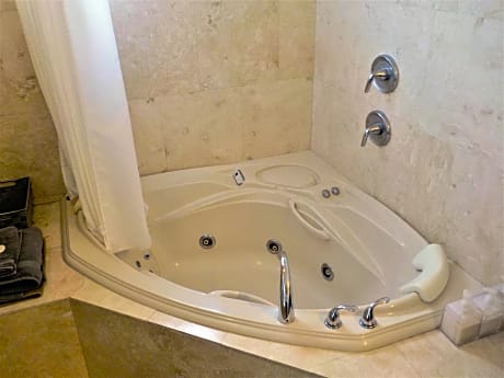 King-Ensuite with Jet bath-Superior-Street View-Karen