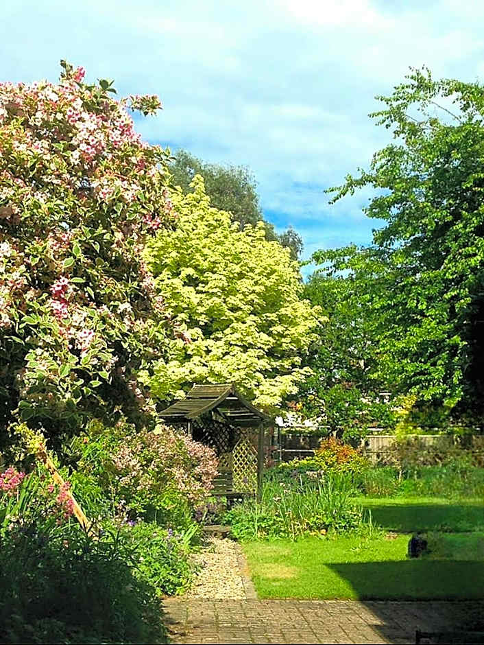 Hollybush Guest House