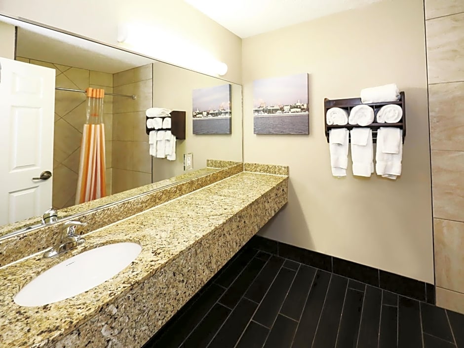 La Quinta Inn & Suites by Wyndham Sandusky