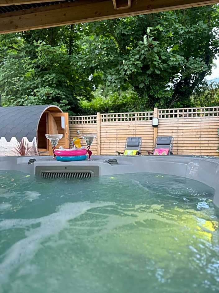 Paddock Pod - Sleeps 4 & Roofed Over Private Hot Tub & NEW SAUNA