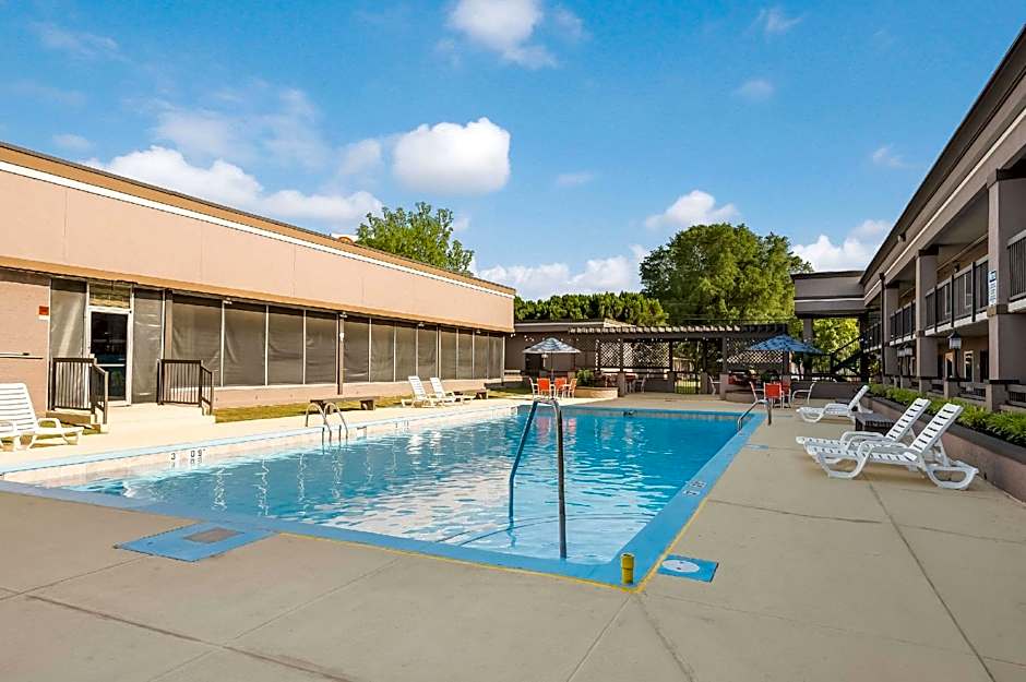 Clarion Inn & Suites Russellville I-40