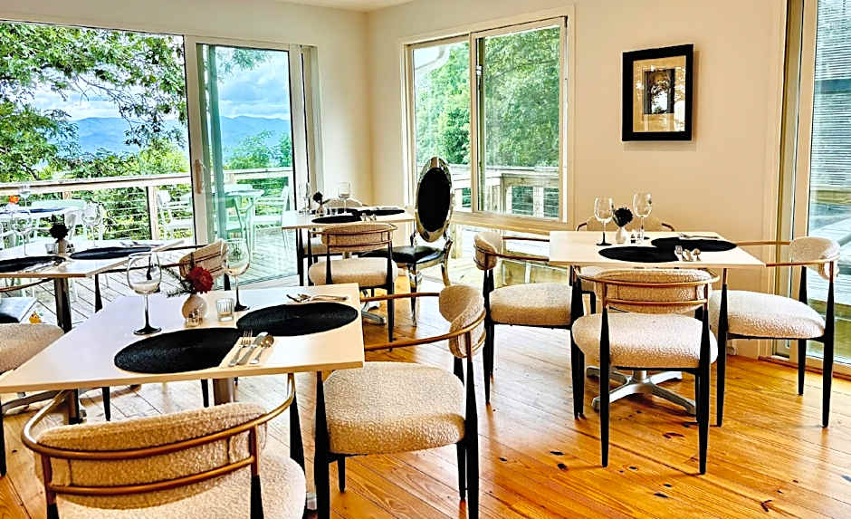 Fire Mountain Inn, Cabins & Treehouses - Bed And Breakfast