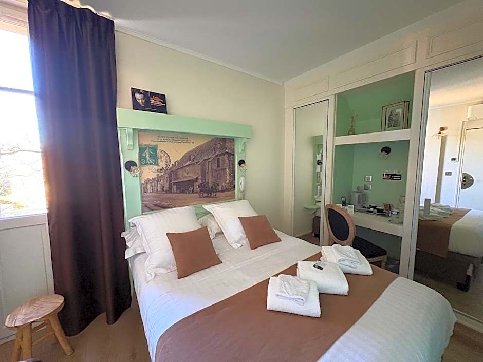 Logis Hôtel- Restaurant Le Relais Guillaume de Normandy-PARKING GRATUIT--VUE BAIE TERRASSE-CALME-BORNES ELECTRIQUE-LOCAL VELOS SÉCURISÉ