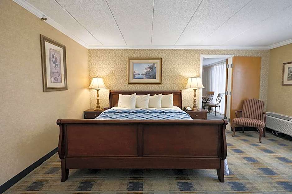 Riverview Inn & Suites