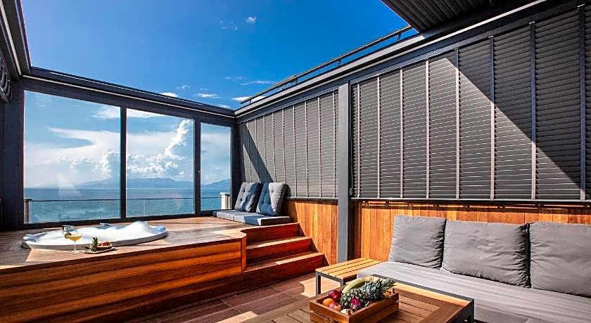 Charisma De Luxe Hotel