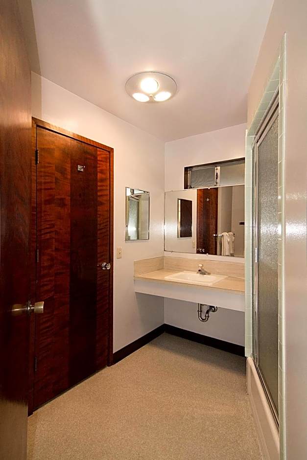 Curly Redwood Lodge
