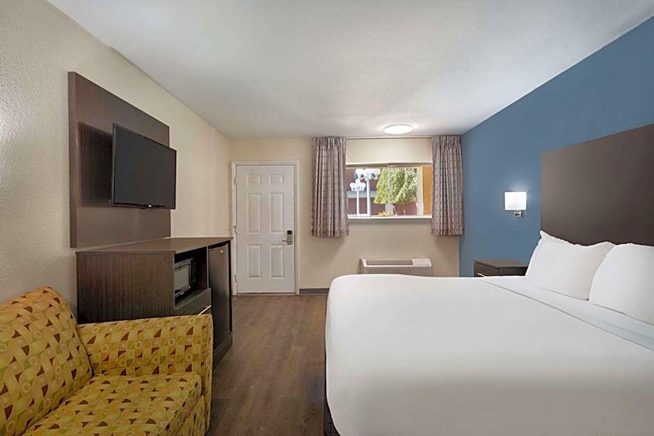 Days Inn by Wyndham Lawton