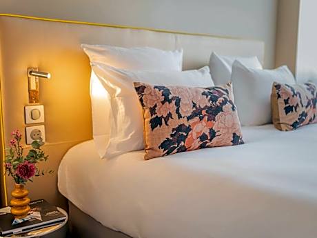 Superior Room with Queen Bed