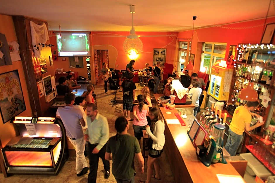 Sunflower Beach Backpacker Hostel & Bar