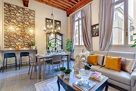 Casa Arias in Lucca With 2 Bedrooms and 1 Bathrooms