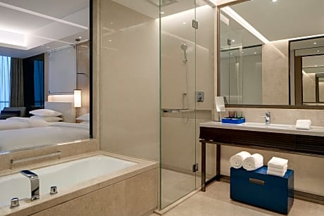 Club Room, 1 King Bed, Smoking, City View