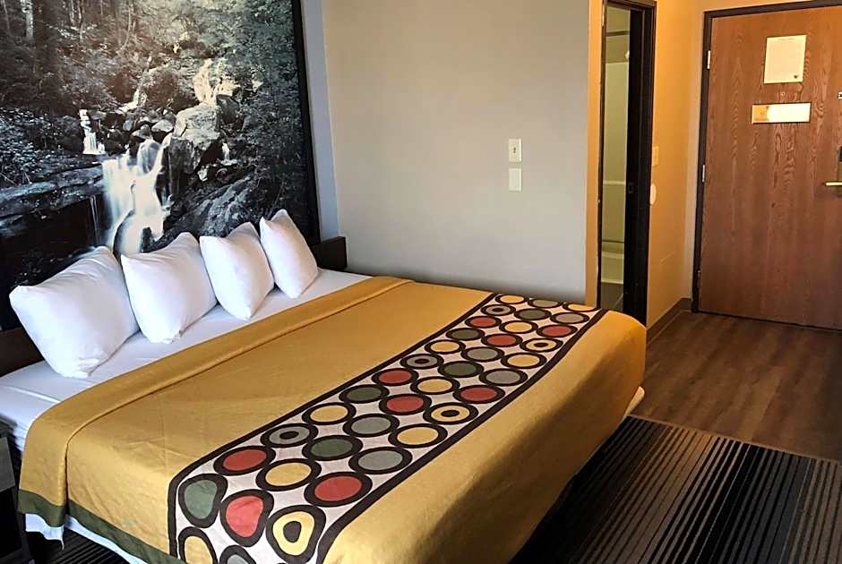 Super 8 by Wyndham Milwaukee Airport