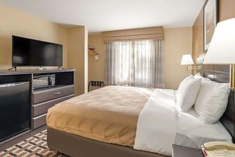 Queen Room - Non-Smoking